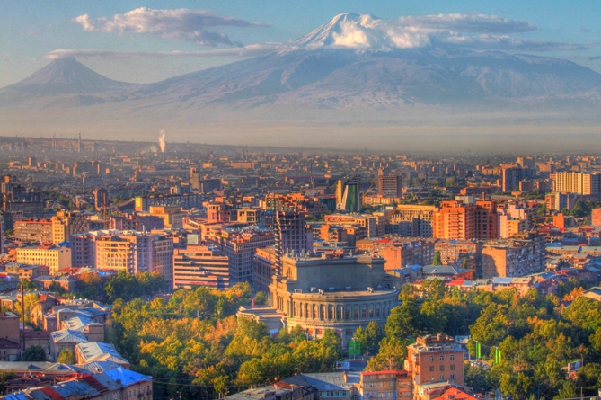 Наш город-Ереван, со своими  достоинствами и недостатками.